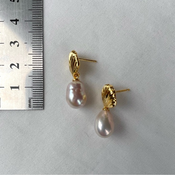 Elegant Gold and Pearl Drop Earrings - Picture 3 of 3